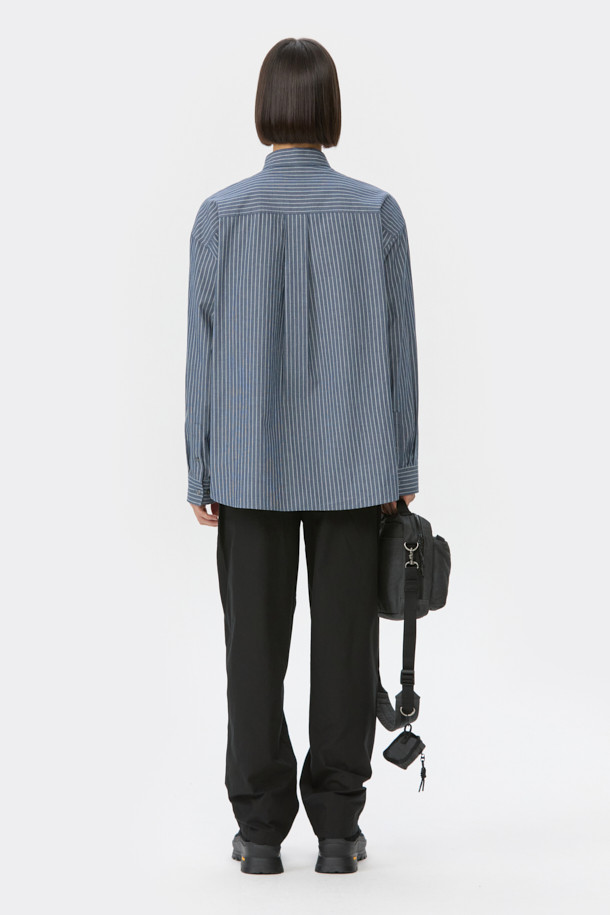 블루 컬러의 오버핏 스트라이프 셔츠입니다. 봄, 여름 시즌에 적합하며, 캐주얼, 미니멀, 클래식 스타일을 연출하기 좋습니다. 부드러운 면 소재로 제작되어 편안한 착용감을 제공하며, 얇은 두께감으로 시원하게 입을 수 있습니다. 차이나 칼라와 롱 슬리브 디자인에 포켓 디테일과 금속 장식이 더해져 포인트를 더했습니다. 남녀 모두 착용 가능한 디자인으로, 일상복으로 활용하기 좋습니다.
