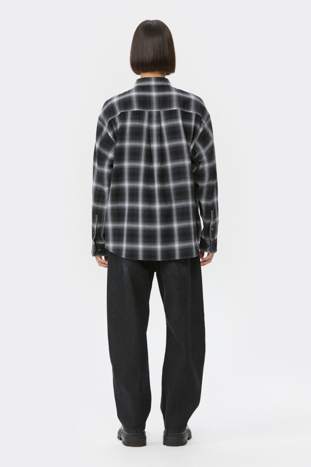 블랙 오버핏 체크 셔츠는 캐주얼한 무드를 연출하는 남성용 셔츠입니다. 가을, 겨울 시즌에 어울리는 두께감의 면 소재로 제작되었으며, 톤온톤 블랙과 그레이 컬러의 체크 패턴이 특징입니다. 넉넉한 오버핏으로 편안한 착용감을 제공하며, 카라 디자인과 긴 소매 기장으로 클래식한 느낌을 더했습니다. 출근룩과 모임룩 모두 활용 가능하며, 포켓 디테일과 금속 장식이 포인트로 더해져 미니멀하면서도 세련된 스타일을 완성합니다.
