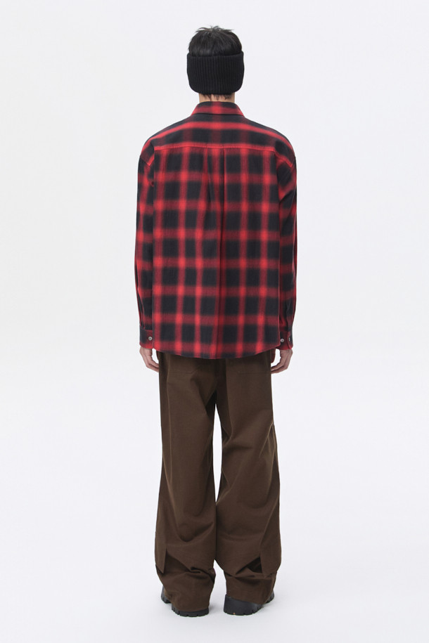 레드 오버핏 체크 셔츠는 남성용 상의입니다. 가을, 겨울 시즌에 어울리는 면 소재의 셔츠로, 레드와 블랙 컬러의 체크 패턴이 특징입니다. 넉넉한 오버핏으로 캐주얼한 스타일을 연출하며, 출근룩이나 모임룩에 활용하기 좋습니다. 카라 디자인과 긴 소매 기장, 포켓 디테일과 금속 장식이 포인트입니다.
