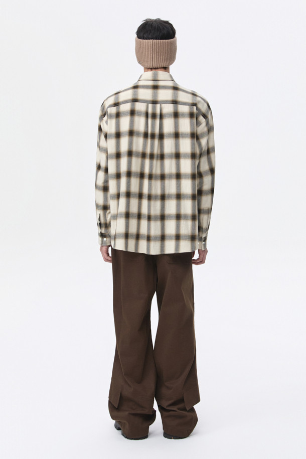 베이지 색상의 오버핏 체크 셔츠입니다. 면 소재로 제작되어 가을, 겨울철에 따뜻하게 착용할 수 있으며, 일상 및 출근룩, 비즈니스 캐주얼 스타일 모두 소화 가능합니다. 넉넉한 오버핏과 긴 소매 기장, 카라넥 디자인으로 편안한 착용감을 제공하며, 캐주얼, 클래식, 미니멀 스타일을 연출하기 좋습니다. 포켓 디테일과 금속 장식이 포인트로 더해져 세련된 느낌을 줍니다.
