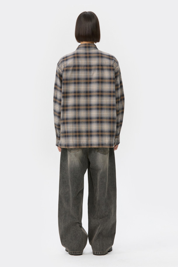 오렌지 색상과 브라운 컬러가 조화로운 오버핏 스트링 체크 셔츠입니다. SOMELOS 유럽 수입 면 원단을 사용하여 부드러운 촉감을 선사하며, 봄, 가을 시즌에 착용하기 좋습니다. 차이나칼라와 긴 소매, 레귤러 기장으로 깔끔한 핏을 연출하며, 캐주얼한 스타일을 완성합니다. 스트링 디테일과 체스트 포켓, 와펜 포인트가 더해져 개성 있는 데이트룩, 여행룩을 연출해보세요. 셔츠 하나만으로 캐주얼, 클래식, 미니멀 무드를 모두 소화할 수 있습니다.
