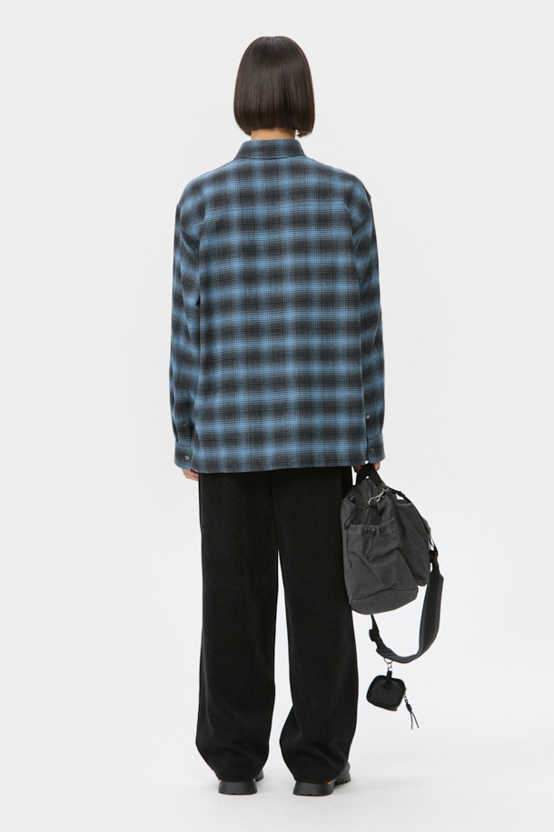블루 오버사이즈 핏 스트링 체크 셔츠는 캐주얼 무드를 연출하는 남녀 공용 셔츠입니다. 봄, 가을 시즌에 적합하며, 데이트룩, 모임룩, 캐주얼, 클래식, 미니멀 스타일 연출에 활용할 수 있습니다. 옴브레 체크 패턴과 긴소매, 카라넥 디자인이 특징이며, 넉넉한 오버핏으로 편안한 착용감을 선사합니다. 면 소재에 스트링 디테일, 체스트 포켓, 와펜 포인트로 포인트를 더했으며, SOMELOS 유럽 수입 원단을 사용하여 고급스러운 퀄리티를 자랑합니다.
