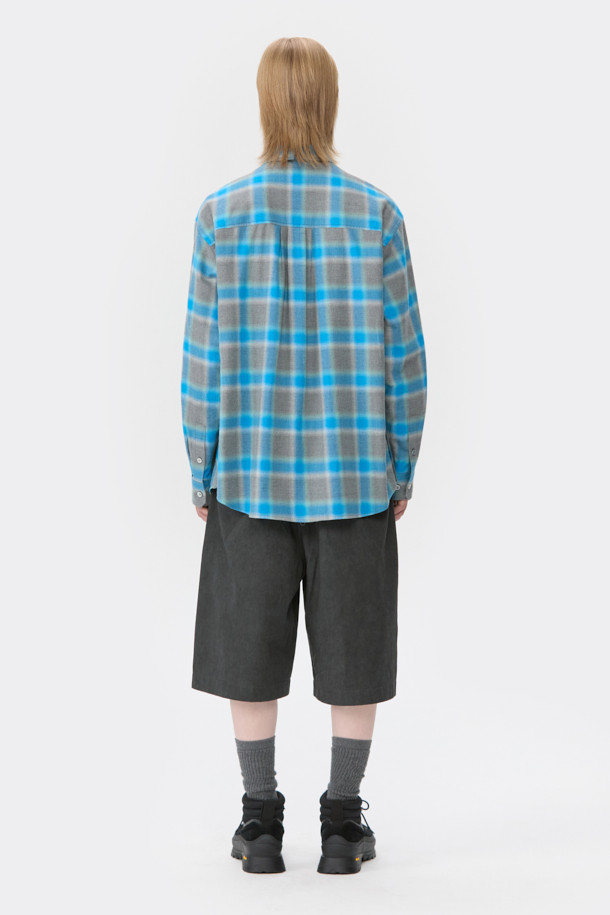 블루 오버사이즈 핏 레이어드 체크 셔츠는 캐주얼, 클래식, 미니멀 스타일을 즐기는 남성분들을 위한 제품입니다. 봄, 가을에 어울리는 긴 소매 셔츠로, 일상과 데이트룩, 봄 소풍룩에 모두 활용 가능합니다. SOMELOS 유럽 수입 옴브레 체크 원단, 코튼 100% 소재로 제작되어 부드러운 촉감을 선사합니다. 레이어드 카라와 사이드 슬릿, 후면 절개 디테일이 돋보이며, 오버핏으로 편안한 착용감을 제공합니다.
