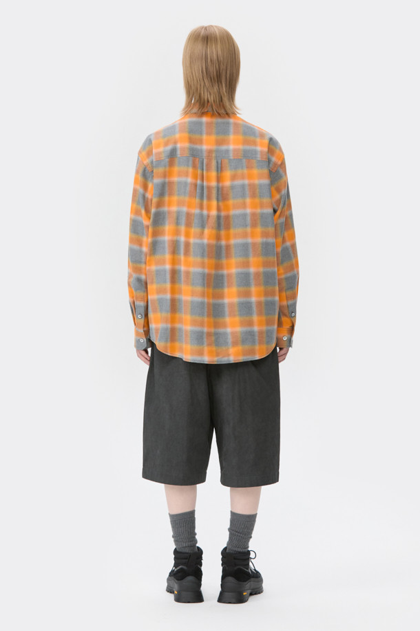 오렌지 오버사이즈 핏 레이어드 체크 셔츠는 남성 고객을 위한 캐주얼 스타일의 셔츠입니다. 가을과 겨울에 어울리는 긴소매 디자인으로, 옴브레 체크 패턴이 특징입니다. SOMELOS 유럽 수입 면 원단을 사용하여 제작되었으며, 오버핏과 레이어드 카라, 사이드 슬릿, 후면 절개 디테일이 돋보입니다. 여유로운 핏감으로 편안하게 착용 가능하며, 캐주얼, 클래식, 미니멀 스타일을 연출하기 좋습니다. 그레이 컬러도 함께 제공됩니다.
