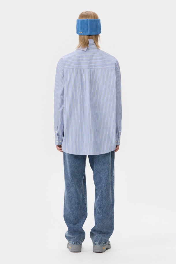블루 오버사이즈 핏 슬릿 카라 롱 셔츠는 남성용 셔츠로, 봄, 가을에 착용하기 좋습니다. 베이직하고 캐주얼한 스타일로, 데이트룩이나 봄 소풍룩에 적합합니다. 얇은 두께의 면 소재로 제작되어 편안한 착용감을 선사하며, 긴 소매와 스트라이프 패턴이 특징입니다. 슬릿넥 디자인과 사이드 슬릿 디테일이 돋보이며, 오버핏으로 트렌디한 스타일을 연출합니다. 캐주얼, 미니멀, 클래식 스타일을 즐겨 입는 분들께 추천합니다.
