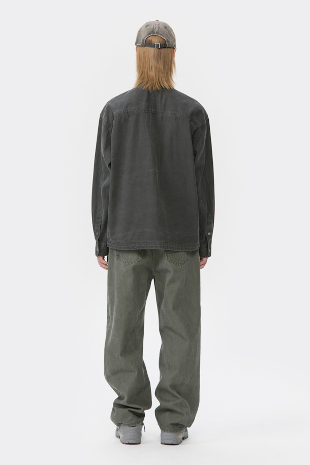 그레이 더블 포켓 데님 셔츠는 남성들을 위한 캐주얼하고 빈티지한 스타일의 상의입니다. 봄, 가을에 어울리는 릴랙스 핏의 긴 소매 셔츠로, 아우터처럼 걸쳐 입을 수 있습니다. 무지 패턴의 면 소재로 제작되었으며, 가슴 부분의 더블 포켓 디테일과 스냅 버튼이 특징입니다. 피그먼트 다잉 처리로 빈티지한 멋을 더했으며, 밑단 스트링으로 다양한 스타일 연출이 가능합니다. 데이트룩, 캠핑룩 등 다양한 TPO에 미니멀하게 활용하기 좋습니다.
