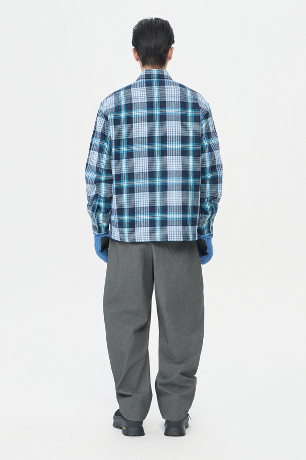 블루 체크 집업 아우터 셔츠는 남성 고객을 위한 캐주얼 스타일의 상의입니다. 봄, 가을에 적합하며, 베이직한 디자인으로 다양한 룩에 활용하기 좋습니다. 릴랙스핏으로 편안한 착용감을 선사하며, 칼라넥 라인과 긴 소매가 특징입니다. YKK 2-Way 지퍼, 체스트 포켓, 사이드 포켓을 갖춰 실용성을 높였으며, SOMELOS 유럽 수입 면 원단을 사용하여 고급스러운 촉감을 느낄 수 있습니다. 데이트룩, 봄 소풍룩 등 다양한 TPO에 활용 가능하며, 캐주얼, 클래식, 미니멀 스타일을 모두 소화할 수 있는 매력적인 아이템입니다.
