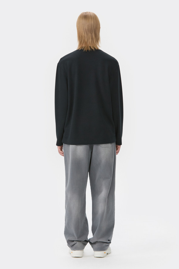 블랙 텍스처 티셔츠는 남성용으로, 미니멀, 클래식, 캐주얼 스타일을 아우르는 베이직한 디자인의 긴소매 티셔츠입니다. 폴리에스테르 소재로 제작되어 사계절 내내 착용 가능하며, 부드러운 촉감이 특징입니다. 레귤러 핏과 라운드넥 디자인으로 편안한 착용감을 선사하며, 자카드 패턴으로 은은한 포인트를 더했습니다. 사이드 라벨 디테일이 돋보이는 이 티셔츠는 일상복으로 활용하기 좋습니다.
