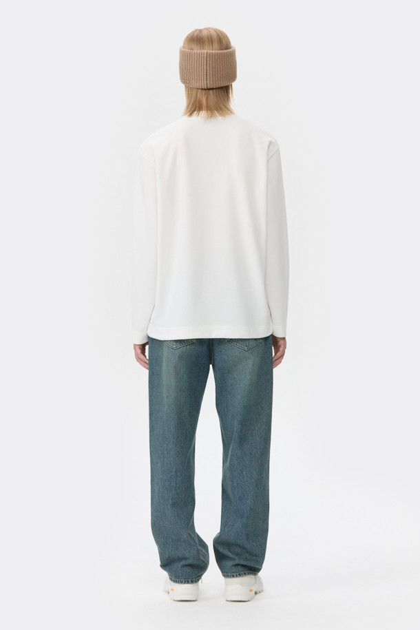 화이트 텍스처 티셔츠는 남성용으로, 베이직한 스타일을 추구하는 분들께 적합합니다. 얇은 두께감과 부드러운 촉감의 폴리에스테르 소재로 제작되어 편안한 착용감을 선사합니다. 라운드넥, 긴 소매, 레귤러 핏 디자인으로, 사계절 내내 활용하기 좋습니다. 자가드 패턴으로 은은한 멋을 더했으며, 사이드 라벨 디테일로 완성도를 높였습니다. 미니멀, 클래식, 캐주얼 스타일을 즐겨 입는 분들에게 추천합니다.
