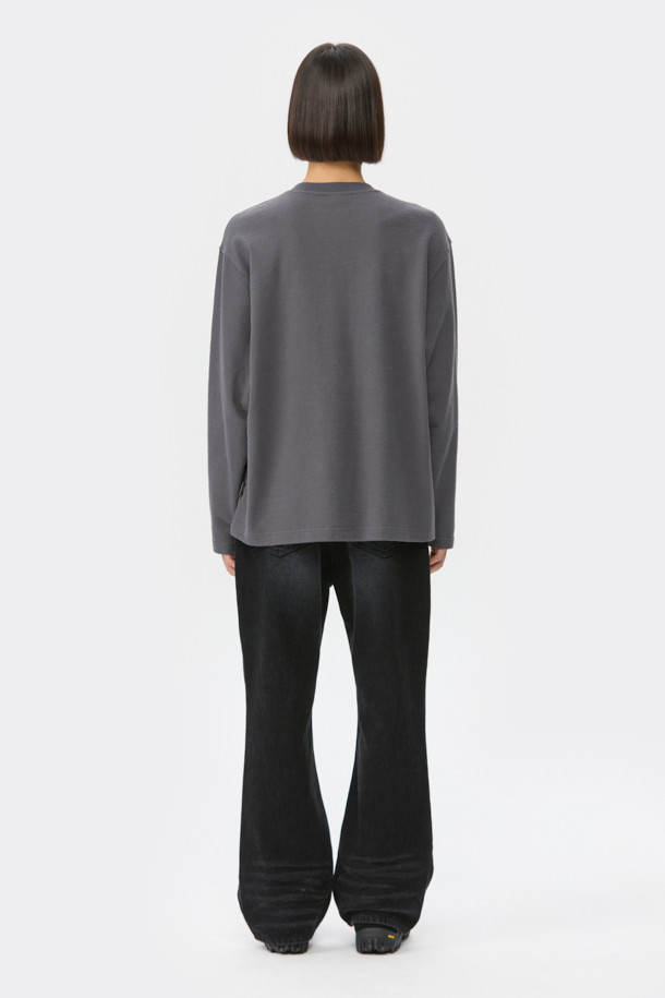 그레이 텍스처 티셔츠는 남성을 위한 베이직 스타일의 긴소매 티셔츠입니다. 봄, 가을에 적합하며, 부드러운 면 소재로 제작되어 편안한 착용감을 선사합니다. 레귤러 핏에 라운드넥 디자인으로, 일상적인 활동에 부담 없이 착용할 수 있습니다. 얇은 두께감과 무지 패턴은 미니멀, 클래식, 캐주얼 등 다양한 스타일에 활용하기 좋습니다. 사이드 라벨 디테일로 깔끔함을 더했습니다.
