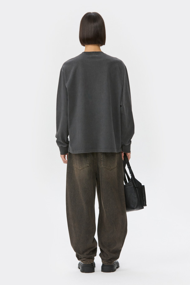 그레이 컬러의 다잉 기법으로 빈티지한 멋을 살린 릴렉스핏 긴소매 티셔츠입니다. 봄, 가을 시즌에 활용하기 좋으며, 부드러운 면 소재로 제작되어 편안한 착용감을 선사합니다. 라운드넥 디자인에 캐주얼, 미니멀, 클래식 스타일을 모두 아우르는 디자인으로, 산책룩과 같은 일상적인 TPO에 적합합니다. 가슴 부분에는 브랜드 로고 자수 디테일이 더해져 은은한 포인트를 줍니다.
