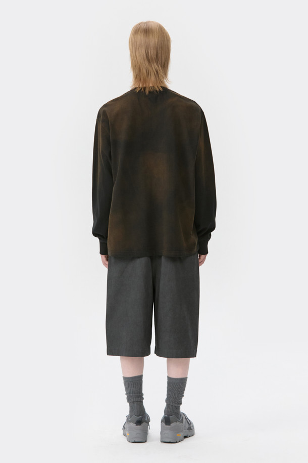 블랙 다잉 티셔츠는 빈티지한 스타일을 연출하는 공용 의류입니다. 사계절 내내 착용 가능하며, 릴렉스 핏으로 편안한 착용감을 선사합니다. 라운드 넥과 긴 소매 디자인으로 제작되었으며, 면 소재 특유의 부드러운 촉감이 특징입니다. 다잉 기법으로 제작되어 개체별 고유한 패턴을 가지며, 하단에는 브랜드 로고 자수가 포인트로 자리 잡고 있습니다. 여행룩, 캐주얼 및 미니멀 스타일을 선호하는 분들께 추천하며, 마감 부분에 미세한 결함이 있을 수 있습니다.
