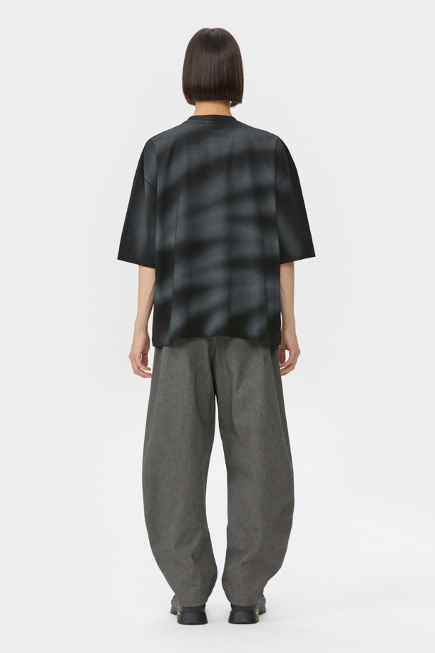 블랙 프린트 반소매 티셔츠는 남성용 상의로, 여름철 캐주얼 스타일을 연출하기에 적합합니다. 부드러운 면 소재로 제작되어 편안한 착용감을 선사하며, 오버핏으로 트렌디한 핏을 제공합니다. 라운드넥 디자인에 프린트 또는 스프레이 무늬가 더해져 개성 있는 스타일을 완성합니다. 휴가룩, 캠핑룩 등 다양한 TPO에 활용 가능하며, 미니멀, 스트리트 스타일을 즐기는 분들께 추천합니다. 손세탁을 권장합니다.
