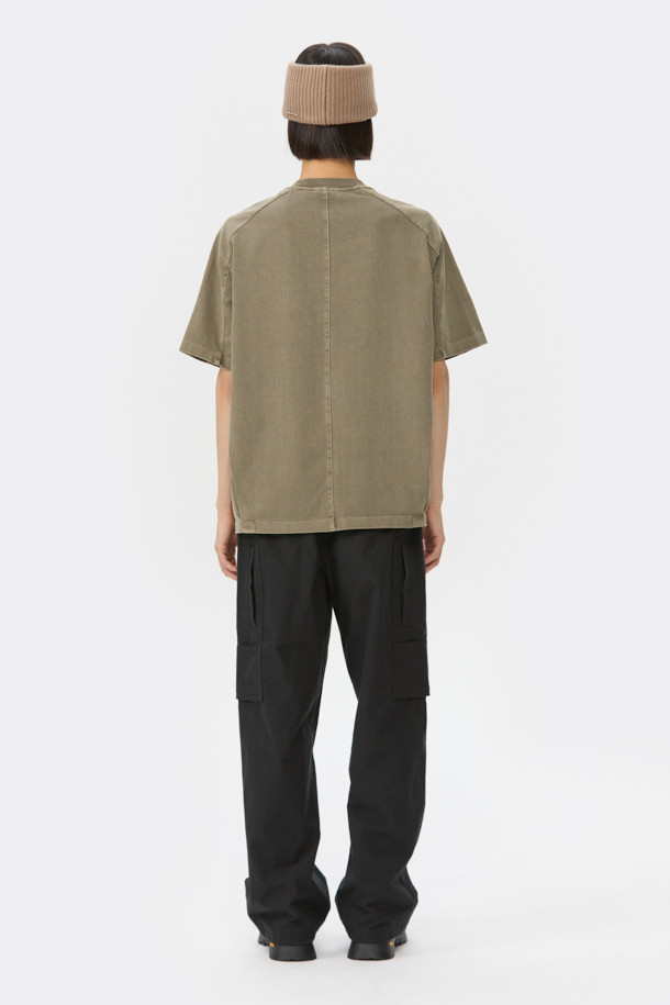 베이지 색상의 가먼트 다잉(Garment Dyed) 기법으로 제작된 남성용 반소매 티셔츠입니다. 부드러운 면 소재로 제작되어 편안한 촉감을 선사하며, 릴랙스 핏으로 활동성을 높였습니다. 라운드넥 디자인과 무지 패턴으로 기본에 충실한 베이직 스타일을 연출합니다. 빈티지한 무드를 더하는 피그먼트 다잉(Pigment Dyed) 처리와 어깨 절개 라인이 특징입니다. 봄, 여름 시즌 일상복으로 캐주얼, 미니멀, 클래식 스타일을 모두 소화할 수 있습니다.
