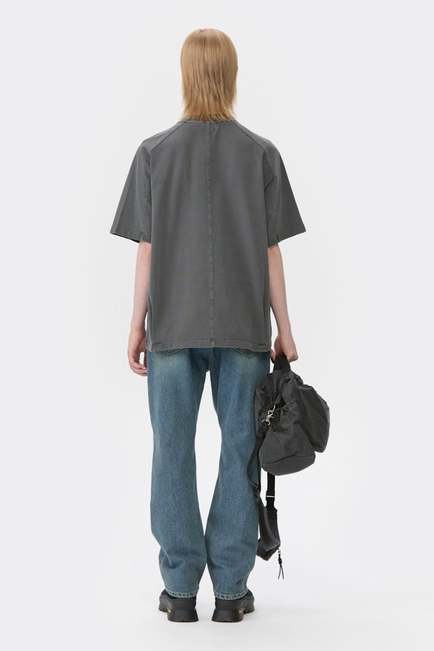 그레이 색상의 가먼트 다잉 하프 슬리브 티셔츠입니다. 빈티지하고 캐주얼한 무드를 연출하며, 봄, 여름에 편안하게 착용하기 좋습니다. 면 소재로 제작되어 부드러운 촉감을 선사하며, 릴랙스 핏으로 편안한 착용감을 제공합니다. 라운드넥 디자인에 어깨 절개 라인 디테일로 포인트를 더했습니다. 산책룩, 집콕룩 등 다양한 TPO에 활용 가능하며, 캐주얼, 미니멀, 클래식 스타일을 즐겨 입는 분들께 추천합니다.
