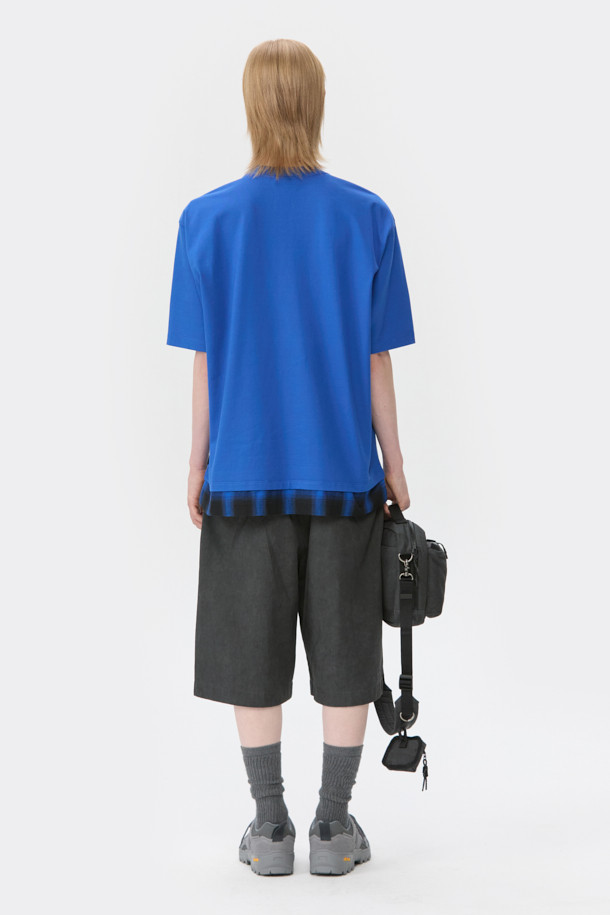 블루 레이어드 하프 슬리브 티셔츠는 부드러운 면 소재로 제작되어 편안한 착용감을 선사합니다. 캐주얼한 스타일로 산책룩, 집콕룩 등 다양한 TPO에 활용하기 좋습니다. 오버핏 디자인과 라운드넥으로 편안함과 스타일리시함을 동시에 잡았습니다. 무지 디자인에 우븐 원단 레이어드를 더해 포인트를 주었으며, 봄, 여름 시즌에 시원하게 착용하기 좋습니다. 미니멀한 스타일을 선호하는 분들에게 추천합니다.
