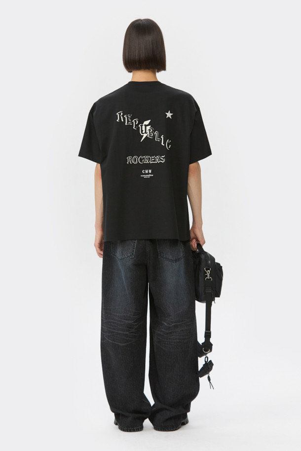 블랙 컬러의 남성용 그래픽 반소매 티셔츠입니다. 봄, 여름 시즌에 적합하며, 스트릿 스타일을 연출하기 좋습니다. 면 소재로 제작되어 부드러운 촉감을 선사하며, 오버핏으로 편안하게 착용할 수 있습니다. 라운드넥 디자인에, 전면에 프린트, 후면에 자수 아트웍이 더해져 개성 있는 스타일을 완성합니다. 캐주얼한 일상복으로 활용하기 좋습니다.
