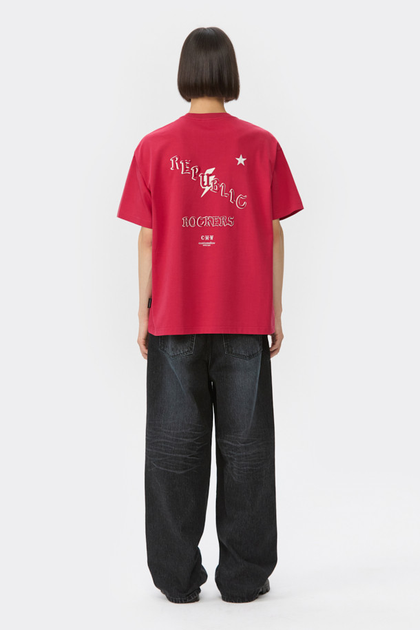 선명한 레드 컬러가 돋보이는 그래픽 반팔 티셔츠입니다. 남녀 모두 착용 가능한 오버핏으로, 봄과 여름 시즌 캐주얼하게 즐기기 좋습니다. 부드러운 면 소재로 제작되어 편안한 착용감을 선사하며, 라운드넥 디자인으로 깔끔한 인상을 줍니다. 전면과 후면에 그래픽 프린트와 자수 디테일이 더해져 개성 있는 스타일을 연출합니다. 산책룩, 봄 소풍룩 등 다양한 TPO에 미니멀, 스트리트 무드를 더해 스타일리시하게 연출해보세요.
