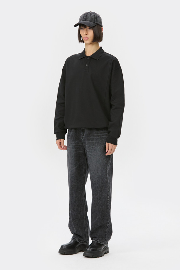 블랙 스웨트 폴로입니다. 부드러운 면 100% 소재로 제작되어 편안한 착용감을 선사합니다. 립 카라 디테일과 긴소매 디자인이 특징이며, 캐주얼하고 미니멀한 스타일을 연출합니다. 밑단 스트링으로 핏 조절이 가능하며, 사이드 포켓이 있어 실용성을 더했습니다. 출근룩이나 산책룩 등 다양한 일상에 활용하기 좋은 오버핏 폴로 스웨트셔츠입니다.
