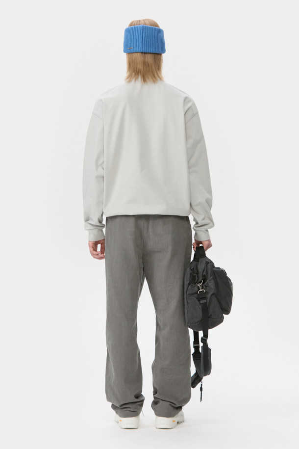 그레이 스웨트 폴로입니다. 부드러운 촉감의 면 100% 소재로 제작되어 편안한 착용감을 선사합니다. 립 카라 디테일과 긴소매 디자인이 특징이며, 오버핏으로 캐주얼하고 베이직한 스타일을 연출합니다. 밑단 스트링으로 핏 조절이 가능하며, 사이드 포켓이 있어 실용성을 더했습니다. 캠핑룩, 산책룩 등 어떤 TPO에도 잘 어울리는 데일리 아이템입니다.
