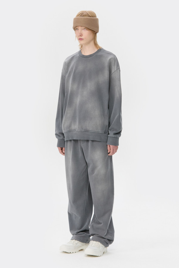 그레이 염색 스웨트셔츠는 캐주얼과 미니멀, 레트로 스타일을 즐기는 분들을 위한 아이템입니다. 릴랙스 핏에 두꺼운 면 소재로 제작되어 탄탄한 촉감을 선사하며, 봄, 가을, 겨울 모두 착용 가능합니다. 빈티지한 무드를 더하는 썰파 다잉과 브러쉬 탈색 기법, 밑단과 소매 시보리, 사이드 포켓 디테일이 특징입니다. 라운드넥 디자인으로 다양한 룩에 매치하기 좋으며, 집콕룩, 산책룩, 캠핑룩 등 편안한 TPO에 활용하기 좋습니다.
