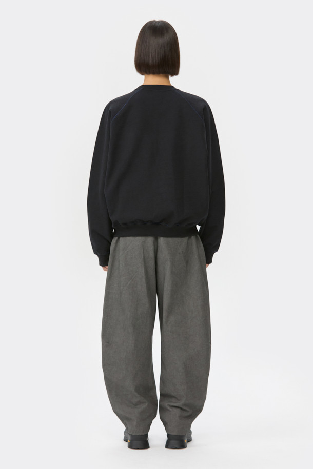 블랙 투톤 스웨트셔츠는 가을, 겨울 시즌에 어울리는 베이직 스타일의 상의입니다. 면 소재의 탄탄한 촉감과 오버핏으로 편안한 착용감을 선사하며, 라운드넥과 긴 소매 디자인으로 제작되었습니다. 집콕룩, 캠핑룩 등 다양한 TPO에 활용 가능하며, 캐주얼, 미니멀, 클래식 스타일을 연출하기 좋습니다. 시보리 디테일과 이중직 원단으로 제작되어 퀄리티를 높였습니다.
