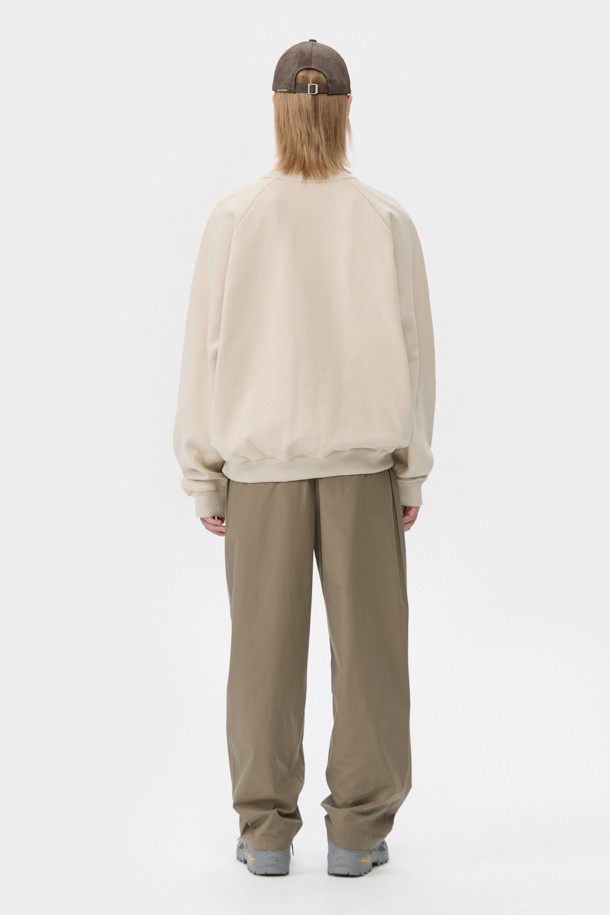 베이지 투톤 스웨트셔츠는 캐주얼하고 베이직한 스타일을 연출하기에 좋은 아이템입니다. 넉넉한 오버핏으로 편안한 착용감을 선사하며, 봄, 가을, 겨울 세 계절 모두 활용 가능합니다. 면 100% 소재로 제작되어 부드러운 촉감과 탄탄한 내구성을 자랑하며, 밑단과 소매 시보리 처리로 활동성을 더했습니다. 라운드넥 디자인에 무지 패턴, 절개 부분의 투톤 배색이 은은한 포인트를 줍니다. 캠핑룩, 산책룩 등 다양한 TPO에 미니멀하고 클래식한 스타일을 더해보세요.
