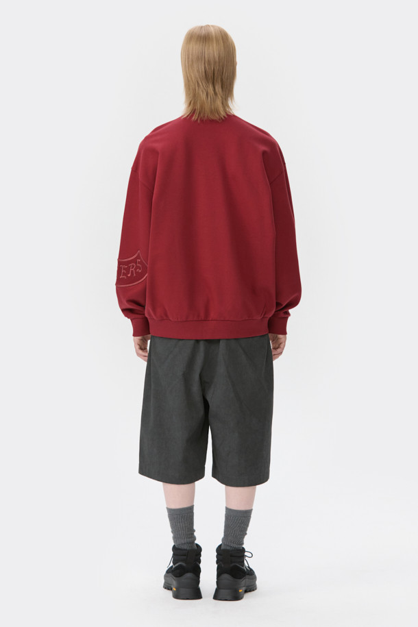 선명한 레드 컬러가 돋보이는 그래픽 스웨트셔츠입니다. 남녀 모두 착용 가능한 릴랙스 핏으로, 캐주얼 및 스포티 스타일을 연출하기 좋습니다. 두꺼운 면 소재로 제작되어 가을, 겨울 시즌에 따뜻하게 입을 수 있으며, 탄탄한 촉감이 특징입니다. 라운드넥 디자인에 긴 소매 기장으로 편안함을 더했으며, 시보리 및 자수 디테일이 포인트를 더합니다. 캠핑룩, 집콕룩 등 다양한 TPO에 활용 가능하며, 미니멀한 스타일 연출에도 용이합니다.
