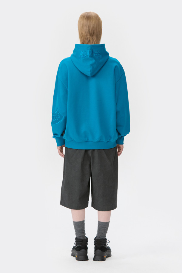 블루 그래픽 후디는 남녀 공용으로, 봄, 가을, 겨울 모두 활용 가능한 두꺼운 두께감의 후드티입니다. 캐주얼 및 스포티한 스타일 연출에 용이하며, 오버핏으로 편안한 착용감을 선사합니다. 면 소재로 제작되었으며, 후드 스트링, 밑단 및 소매 시보리 처리, 그리고 자수 디테일이 특징입니다. 로고 및 그래픽 패턴이 돋보이며, 긴 소매 기장으로 디자인되었습니다.
