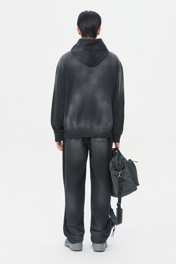 그레이 우븐 레이어드 후디는 남성용 후드티셔츠로, 가을과 겨울에 따뜻하게 착용하기 좋습니다. 면 소재로 제작되어 부드러운 촉감을 선사하며, 릴랙스 핏으로 편안한 착용감을 제공합니다. 후드, 긴소매, 무지 패턴, 두꺼운 두께감으로 보온성을 높였으며, 우븐 소재 레이어드, 후드 스트링, 사이드 포켓, 밑단 및 소매 시보리, 썰파 다잉, 브러쉬 탈색 등의 디테일이 돋보입니다. 집콕룩, 산책룩, 캠핑룩, 캐주얼, 스트리트, 미니멀 스타일 연출에 적합합니다.
