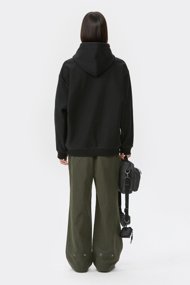 블랙 스티치 후디는 캐주얼하고 미니멀한 스타일을 추구하는 남녀 모두를 위한 후드티입니다. 릴랙스 핏으로 편안한 착용감을 선사하며, 가을과 겨울철에 적합한 두꺼운 두께감으로 제작되었습니다. 면과 폴리에스테르 혼방 소재로 부드러운 촉감을 느낄 수 있으며, 후드 스트링과 사이드 포켓, 시보리 마감 등의 디테일이 돋보입니다. 집콕룩이나 산책룩 등 일상에서 폭넓게 활용할 수 있는 베이직 아이템입니다. 무지 디자인에 스티치 디테일로 포인트를 더해, 심플하면서도 세련된 스타일을 연출합니다.
