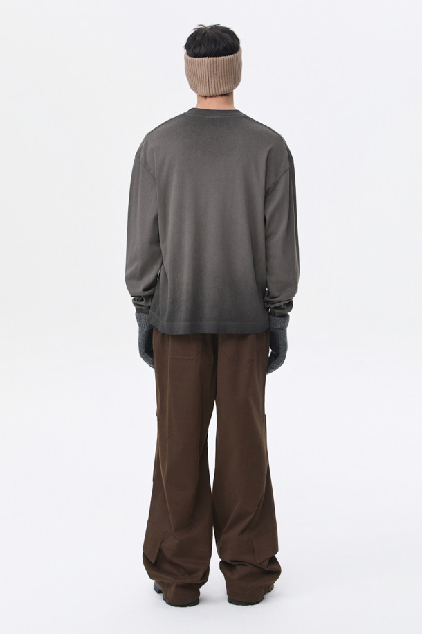 '블랙 다잉 티셔츠'는 캐주얼하고 미니멀한 스타일을 연출하기에 적합한 남성용 긴팔 티셔츠입니다. 부드러운 촉감의 면 100% 소재로 제작되었으며, 봄, 가을에 입기 좋습니다. 소매 시보리 처리와 루나 다잉 기법을 사용하여 디자인의 완성도를 높였습니다. 레귤러 핏 라운드넥 디자인으로 다양한 하의와 무난하게 매치할 수 있으며, 일상에서 편안하게 착용하기 좋습니다.
