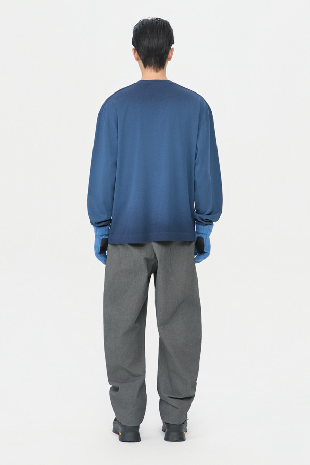 네이비 다잉 티셔츠는 캐주얼 및 미니멀 스타일을 즐기는 남성을 위한 긴 소매 티셔츠입니다. 봄, 가을에 어울리는 레귤러 핏으로, 일상과 산책 시 편안하게 착용할 수 있습니다. 부드러운 면 소재에 루나 다잉 기법으로 은은한 그라데이션 염색을 더해 유니크한 분위기를 연출합니다. 소매 시보리가 있어 활동성을 높였으며, 라운드넥 디자인으로 어떤 스타일에도 쉽게 매치할 수 있습니다.
