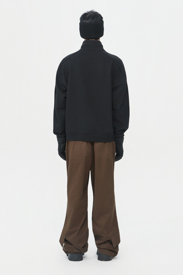 블랙 하프넥 반집업 스웨트셔츠는 남성을 위한 베이직하고 캐주얼한 스타일의 상의입니다. 두께감 있는 면 소재로 제작되어 가을과 겨울에 따뜻하게 착용할 수 있으며, 릴랙스 핏으로 편안한 착용감을 제공합니다. YKK 금속 지퍼와 시보리 마감, 어깨 절개선 디테일이 특징이며, 출근룩과 캠핑룩 등 다양한 TPO에 활용할 수 있습니다. 미니멀, 캐주얼, 클래식 스타일을 선호하는 분들께 추천합니다.
