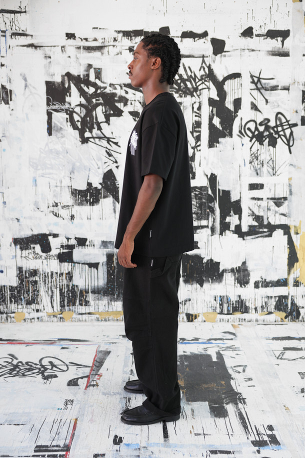 [비스코 스미스] 블랙 그래픽 반팔 티셔츠는 스트릿과 캐주얼 스타일을 즐기는 당신을 위한 아이템입니다. 부드러운 면 소재로 제작되어 편안한 착용감을 선사하며, 봄, 여름 시즌에 적합합니다. BISCO SMITH 작가의 'AsAbove' 작품 모티브를 그래픽 자수와 함께 전면에 담아 유니크한 디자인을 완성했습니다. 뒷넥에는 작가 시그니처 프린팅을 더해 소장 가치를 높였습니다. 릴랙스 핏과 라운드넥 디자인으로 어떤 스타일에도 자연스럽게 어울립니다.
