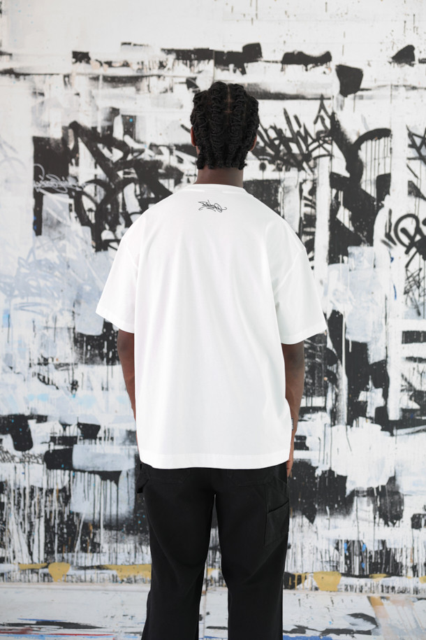 [BISCO SMITH] 화이트 그래픽 하프 슬리브 티셔츠는 BISCO SMITH 작가의 'ForeverForward' 작품을 모티브로 한 제품입니다. 부드러운 면 소재로 제작되어 편안한 착용감을 선사하며, 릴랙스 핏으로 여유로운 실루엣을 연출합니다. 전면에는 그래픽 프린트와 자수 디테일이 돋보이며, 뒷넥 부분에는 작가 시그니처 프린팅으로 포인트를 더했습니다. 캐주얼, 스트리트, 미니멀 스타일을 즐겨 입는 분들에게 적합하며, 동네 마실룩이나 여행룩으로 활용하기 좋습니다. 화이트, 블랙, 옐로우 세 가지 색상으로 만나보세요.
