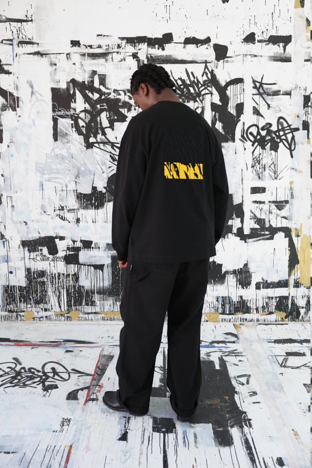 비스코 스미스 블랙 그래픽 티셔츠는 BISCO SMITH 작가의 'ForeverForward' 작품 모티브를 담아낸 긴소매 티셔츠입니다. 전면에 작가 시그니처 프린트, 후면에는 감각적인 프린트와 자수 디테일이 더해져 소장 가치를 높였습니다. 부드러운 면 소재로 제작되어 편안한 착용감을 선사하며, 릴렉스 핏으로 여유로운 실루엣을 연출합니다. 캐주얼, 스트리트, 미니멀 스타일을 즐기는 분들께 추천하며, 봄, 가을 간절기에 동네 마실룩이나 가을 나들이룩으로 활용하기 좋습니다. 라운드넥 디자인과 레귤러 기장으로 어떤 스타일에도 쉽게 매치할 수 있습니다.
