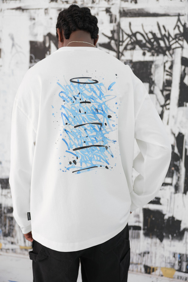 [비스코 스미스] 화이트 그래픽 티셔츠는 [BISCO SMITH] 작가의 'BlueSkies' 작품을 모티브로 한 제품입니다. 전면에는 작가 시그니처 프린트가, 후면에는 그래픽 프린트가 돋보이는 디자인입니다. 부드러운 면 소재로 제작되어 편안한 착용감을 선사하며, 릴랙스 핏으로 제작되어 캐주얼, 스트릿 스타일을 연출하기 좋습니다. 봄, 여름, 가을 시즌에 데이트룩, 동네 마실룩 등 다양한 상황에 활용하기 좋은 긴소매 라운드넥 티셔츠입니다. 얇은 두께감으로 가볍게 착용할 수 있습니다.
