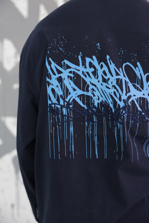 [BISCO SMITH] 네이비 그래픽 티셔츠는 스트릿 스타일을 강조하는 남녀 공용 티셔츠입니다. 면 소재로 제작되어 부드러운 촉감을 선사하며, 봄, 가을에 입기 좋습니다. 릴랙스 핏과 라운드넥 디자인으로 편안한 착용감을 제공하며, 긴소매 기장입니다. 전면의 작가 시그니처 프린트와 후면 프린트, 자수 디테일이 돋보이며, BISCO SMITH 작가의 'CloudControl' 작품 모티브를 담아 소장 가치를 높였습니다.
