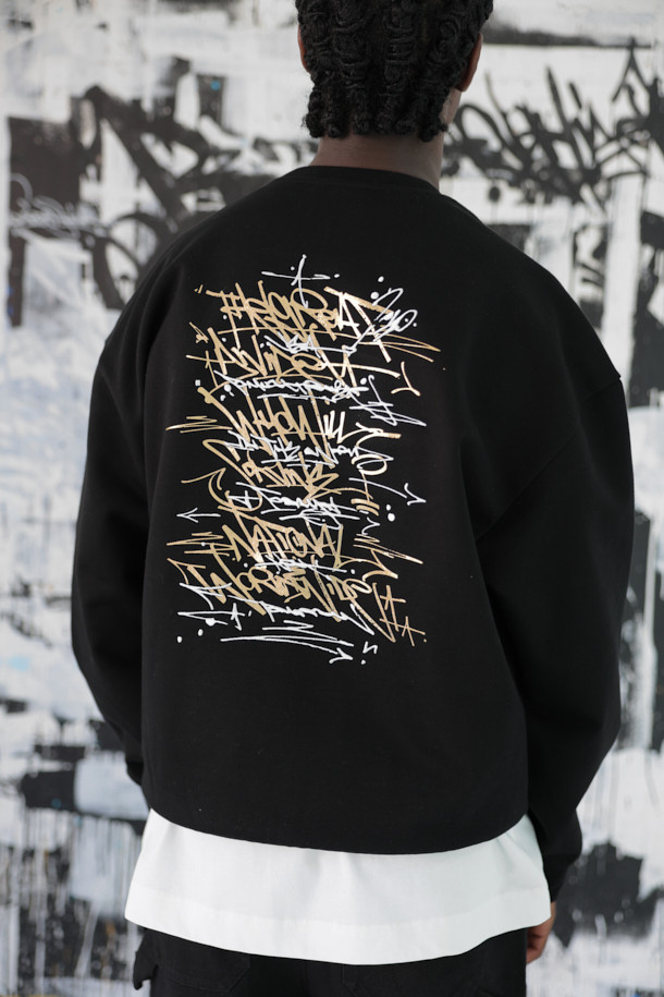 [비스코 스미스] 블랙 그래픽 스웨트셔츠는 BISCO SMITH 작가의 'HoldTheGround' 작품 모티브를 담아낸 스트릿 스타일의 스웻셔츠입니다. 전면에는 작가의 시그니처 프린트가, 후면에는 프린트와 자수 디테일이 더해져 소장 가치를 높였습니다. 릴랙스 핏으로 편안한 착용감을 선사하며, 가을과 겨울철 데일리룩, 동네 마실룩, 여행룩 등 다양한 TPO에 활용하기 좋습니다. 면 소재로 제작되어 탄탄한 촉감을 느낄 수 있으며, 캐주얼, 시티보이 스타일을 즐겨 입는 분들께 추천합니다. 긴 소매 기장으로 보온성을 높였습니다.
