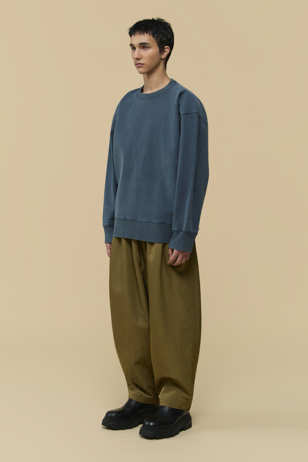 HED MAYNER(헤드 메이너) Grey Dyed 스웻셔츠는 미니멀하고 베이직한 스타일의 오버핏 상의입니다. 두꺼운 면과 아크릴 혼방 소재로 제작되어 뻣뻣한 촉감을 주며, 봄, 가을, 겨울 계절에 착용하기 좋습니다. 무지 디자인에 어깨 봉제선이 없고, 피그먼트 다잉 처리로 은은한 그레이 컬러를 연출합니다. 긴 소매, 라운드넥, 그리고 시보리 디테일과 사이드 포인트 라벨이 특징이며, 집콕룩이나 산책룩은 물론 캐주얼, 클래식 스타일로도 활용 가능합니다.
