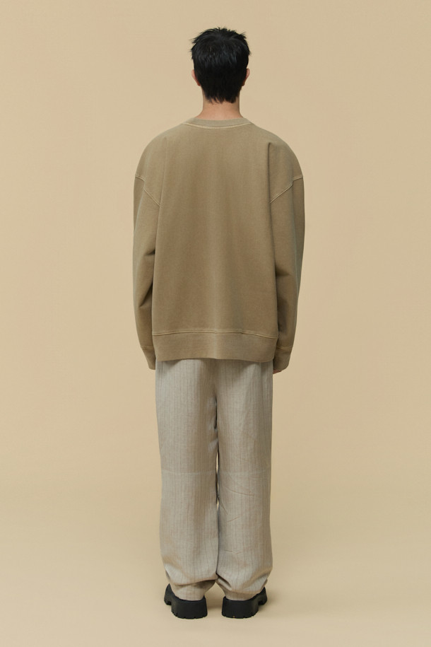 [HED MAYNER] 베이지 다잉 스웻셔츠는 미니멀하고 베이직한 스타일을 추구하는 남성들을 위한 제품입니다. 뻣뻣한 촉감의 두꺼운 면, 아크릴 혼방 소재로 제작되어 봄, 가을, 겨울 모두 착용 가능하며 오버핏 실루엣을 연출합니다. 피그먼트 다잉 처리로 빈티지한 멋을 더했고, 어깨선이 없는 디자인과 가로 결 방향 원단, 밑단 및 소매 시보리가 특징입니다. 라운드넥에 긴 소매 기장으로, 일상에서 편안하게 스타일리시함을 더할 수 있습니다.
