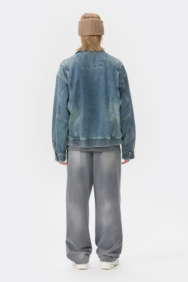 인디고 컬러의 블루 데님 디트로이트 재킷입니다. 봄, 가을에 어울리는 중간 두께감의 면 데님 소재로 제작되었으며, 릴랙스 핏으로 편안한 착용감을 선사합니다. YKK 2-Way 지퍼와 히든 포켓, 밑단 밴딩 디테일이 특징이며, 캐주얼, 스트릿 스타일을 즐겨 입는 남성분들에게 추천합니다. 데이트룩, 봄 소풍룩 등 다양한 TPO에 활용 가능하며, 미니멀한 스타일 연출에도 좋습니다. 긴 소매 기장으로 어떤 룩에도 잘 어울립니다.
