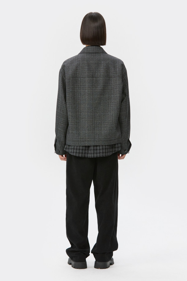 블랙 울 트위드 지퍼 재킷은 가을과 겨울, 당신의 스타일을 완성할 남성용 아우터입니다. 클래식하고 미니멀한 무드를 자아내며, 출근룩, 비즈니스 캐주얼, 모임룩 등 다양한 TPO에 활용하기 좋습니다. 릴랙스핏으로 편안함을 선사하며, YKK 2-Way 지퍼와 가슴 2포켓 디자인으로 실용성을 더했습니다. 두꺼운 울 소재의 트위드 패턴은 고급스러운 질감을, 긴 소매는 따뜻함을 책임집니다. 시크한 스타일을 연출하고 싶은 당신에게 완벽한 선택이 될 것입니다.
