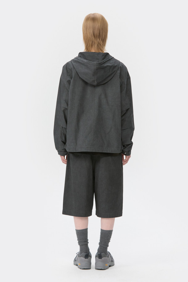 그레이 컬러의 면 혼방 소재로 제작된 후드 집업 재킷입니다. 봄, 가을 간절기에 활용하기 좋은 베이직하고 캐주얼한 스타일의 남성 의류입니다. 후드 스트링과 밑단 스트링으로 핏 조절이 가능하며, 부드러운 촉감과 릴랙스 핏으로 편안한 착용감을 선사합니다. YKK 2-Way 지퍼와 빈티지 다잉 가공으로 디테일을 더했습니다. 산책룩, 봄 소풍룩 등 다양한 일상 스타일링에 활용하기 좋습니다.
