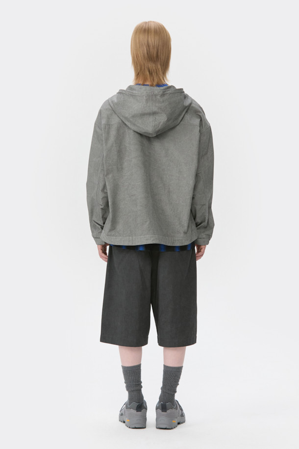 라이트 그레이 면 후드 집업 재킷은 캐주얼하고 미니멀한 스타일을 추구하는 남성분들을 위한 제품입니다. 봄, 가을에 적합하며, 부드러운 촉감의 면 소재로 제작되어 편안한 착용감을 선사합니다. 릴랙스 핏과 레귤러 기장으로 제작되어 편안한 착용감을 제공하며, YKK 2-Way 지퍼와 빈티지 다잉 가공으로 디테일을 더했습니다. 출근룩과 여행룩 등 다양한 TPO에 활용 가능하며, 무지 디자인으로 어떤 스타일에도 쉽게 매치할 수 있습니다.
