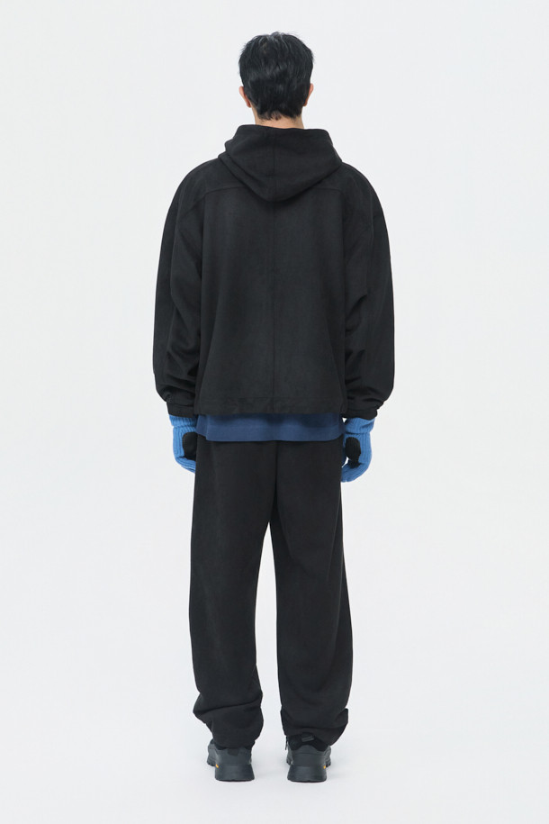 블랙 폴리 스웨이드 후드 집업 재킷은 가을, 겨울철에 캐주얼하고 스포티한 스타일을 연출하기 좋은 남성용 아우터입니다. 부드러운 촉감의 폴리에스테르 스웨이드 소재로 제작되어 편안한 착용감을 선사하며, 두꺼운 두께감으로 보온성을 높였습니다. 릴랙스 핏에 레귤러 기장으로 제작되어 활동성을 보장하며, YKK 2-Way 지퍼, 후드, 스트링 디테일로 실용성을 더했습니다. 일상, 캠핑룩, 산책룩 등 다양한 TPO에 활용할 수 있으며, 미니멀한 디자인으로 어떤 스타일에도 잘 어울립니다. 블랙 컬러의 무지 디자인으로 심플하면서도 세련된 분위기를 연출합니다.

