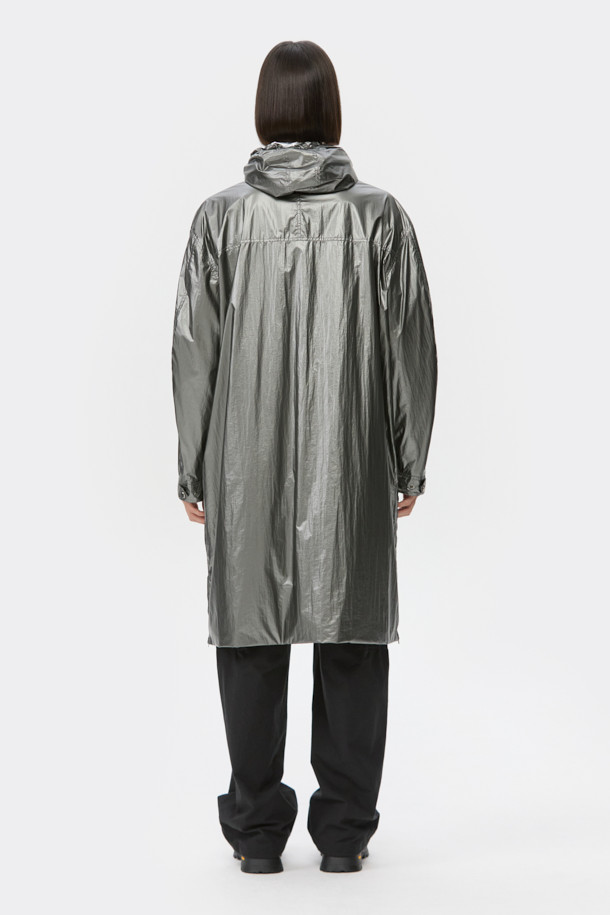 실버 4way 후드 재킷은 남성용 점퍼로, 봄, 가을 간절기에 활용하기 좋은 아이템입니다. 캐주얼, 스포티, 미니멀 스타일을 모두 소화할 수 있으며, 여행룩, 산책룩에 적합합니다. 가볍고 얇은 나일론 소재로 제작되어 편안한 착용감을 제공하며, 오버핏으로 트렌디한 스타일을 연출합니다. 탈부착 후드, 허리 스트링, 4way 변형, 밑단 폴딩 기능으로 다양한 스타일을 연출할 수 있으며, 사이즈 조절 기능이 있어 실용적입니다.
