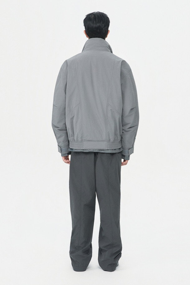 그레이 컬러의 남성용 레이싱 재킷입니다. 릴랙스 핏으로 제작되었으며, 두꺼운 두께감으로 봄, 가을에 착용하기 좋습니다. 무지 디자인에 YKK 2-Way 지퍼와 이중 여밈, 패딩 디테일이 돋보입니다. 출근룩과 모임룩에 캐주얼, 스포티, 미니멀한 스타일로 연출하기 좋습니다. 폴리에스테르, 나일론, 면 혼방 소재의 긴 소매 스포츠 재킷입니다.
