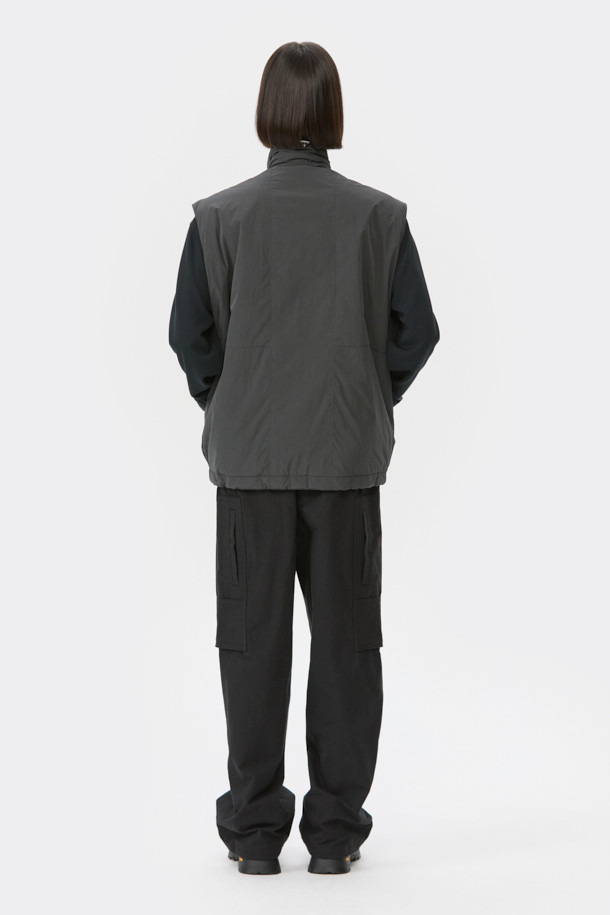 다크그레이 컬러의 탈부착 패딩 재킷입니다. 나일론과 폴리에스테르 혼방 소재로 제작되어 겨울철에도 따뜻하게 착용 가능하며, 오버핏으로 편안한 착용감을 선사합니다. 탈부착 가능한 소매 디자인으로 다양한 스타일 연출이 용이하며, 하이넥 디자인과 YKK 2-Way 지퍼, 스트링, 스토퍼 디테일이 특징입니다. 캐주얼, 미니멀, 시티보이 룩에 잘 어울리며, 출근룩과 여행룩 모두 소화 가능한 실용적인 아이템입니다.
